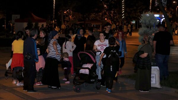 İstanbul'da depremden korkan bazı vatandaşlar geceyi parklarda geçirdi - Sputnik Türkiye