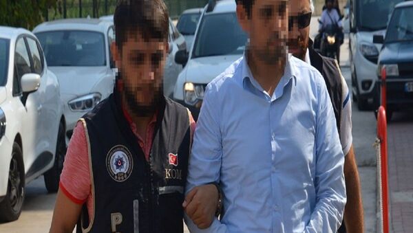Adana'da FETÖ/PDY'ye yönelik düzenlenen operasyonda, örgütün gizli haberleşme programı 'ByLock' kullandığı tespit edilen 53 yaşındaki işçi Abdulcabbar G., polis tarafından gözaltına alındı. - Sputnik Türkiye