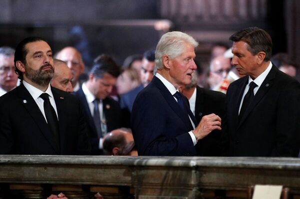 ABD'nin eski Başkanı Bill Clinton ve Lübnan Başbakanı Saad el Hariri, geçen perşembe hayatını kaybeden eski Fransa Cumhurbaşkanı Jacques Chirac'ın cenaze töreninde. Törende duygulanan Hariri gözyaşlarına hakim olamadı.  - Sputnik Türkiye