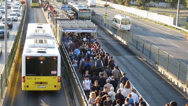metrobüs - metrobüs yoğunluğu - Sputnik Türkiye