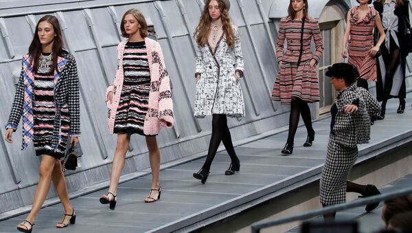 Fransa’nın başkenti Paris’te düzenlenen Chanel defilesinde podyumu basan komedyen, modellerle birlikte yürüdü. - Sputnik Türkiye