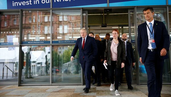 İngiltere Başbakanı Boris Johnson ve yardımcıları - Sputnik Türkiye