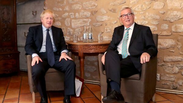Avrupa Birliği (AB) Komisyonu Başkanı Jean-Claude Juncker ve İngiltere Başbakanı Boris Johnson - Sputnik Türkiye