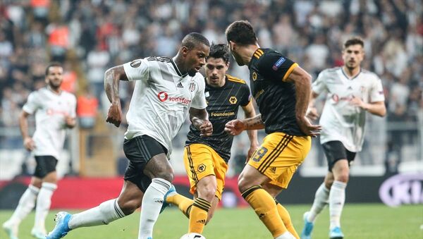 UEFA Avrupa Ligi K Grubu'nda Beşiktaş ile İngiltere'nin Wolverhampton Wanderers takımı Vodafone Park'ta karşılaştı. Bir pozisyonda Beşiktaşlı Lens (solda) ile Wolverhampton oyuncusu Jonny (19) mücadele etti. - Sputnik Türkiye