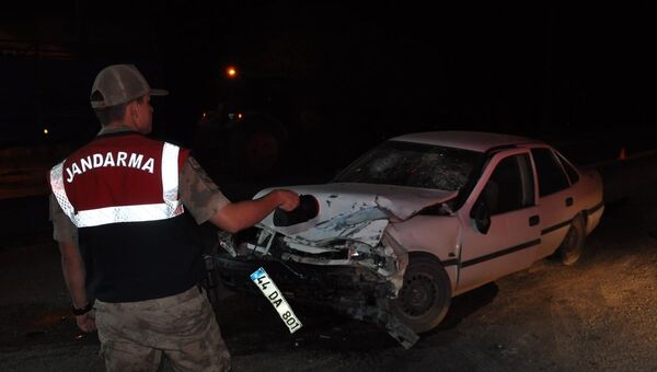 Askeri araç ile otomobil çarpıştı: 4’ü asker 7 yaralı - Sputnik Türkiye