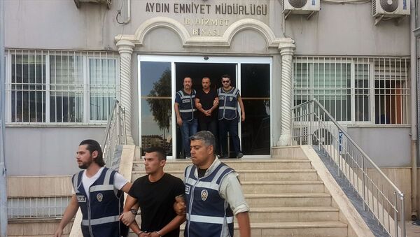 Aydın'da CHP Efeler İlçe Başkanı Polat Bora Mersin'in darbedilmesine ilişkin gözaltına alınan 3 zanlı serbest bırakıldı. - Sputnik Türkiye
