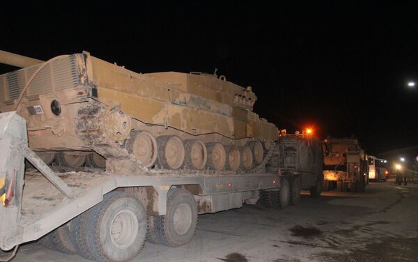 Şanlırfa 20'nci Zırhlı Tugay Komutanlığı'ndan hareket eden 10 TIR üzerindeki zırhlı araçlar ile içi asker dolu 8 otobüs Suriye sınırındaki Akçakale ilçesine sevk edildi. - Sputnik Türkiye