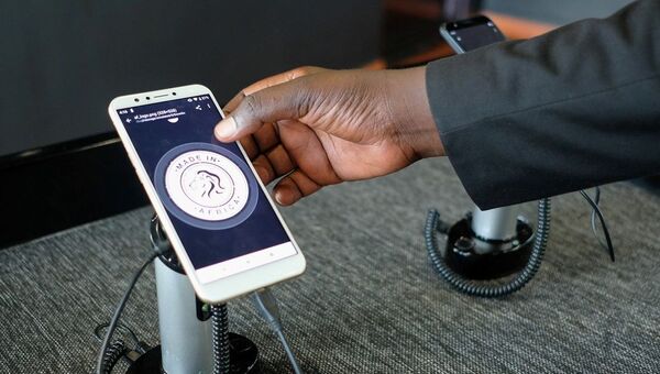 Mara adını taşıyan ve Android işletim sistemini kullanan telefonların seri üretimine başlayan fabrikanın açılışı dün başkent Kigali'de gerçekleştirildi. - Sputnik Türkiye