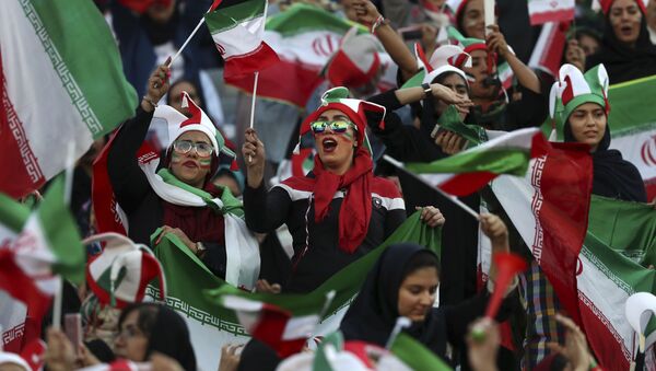 İranlı kadın taraftarlar 40 yıllık bir aranın ardından ilk kez bir futbol maçını izlemek için tribüne geldi. - Sputnik Türkiye