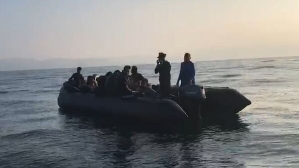 Kuşadası Körfezi’nde sahil güvenlik ekiplerinin gerçekleştirdiği iki ayrı operasyonda Yunanistan’ın Sisam adasına kaçmaya çalışan 40’ı çocuk, 19’u kadın toplam 81 sığınmacı yakalandı. - Sputnik Türkiye