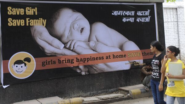 Hindistan'da kız çocuklarına yapılan ayrımcılığa karşı hazırlanmış bir afiş - Sputnik Türkiye