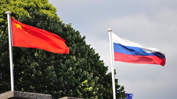 Rusya ile Çin bayrakları - Sputnik Türkiye