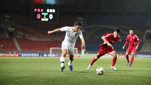 15 Ekim 2019'da Pyongyang'ın Kim Il Sung Stadyumu'nda oynanan Kuzey ile Güney Kore arasındaki maçta Güneyli Hwang Hee-chan topla hücumda - Sputnik Türkiye