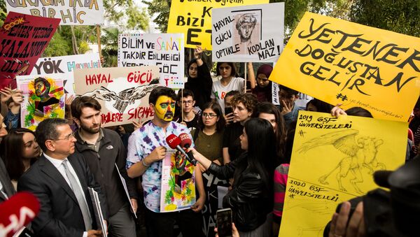 Öğrencilerden özel yetenek sınavı protestosu: Yetenek optikle sınanamaz - Sputnik Türkiye