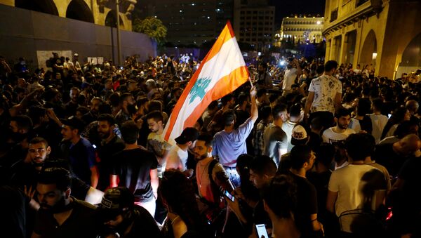 Lübnan'da, ekonomik durumun kötüleşmesi ve iletişime yeni vergiler getirilmesi nedeniyle Beyrut başta olmak üzere birçok kentte gösteriler düzenlendi - Sputnik Türkiye