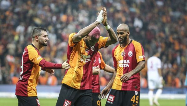 Galatasaray, Süper Lig'in 8. hafta maçında Demir Grup Sivasspor ile Türk Telekom Stadı'nda karşılaştı. Galatasaray’ın golünü atan Ryan Babel (ortada), sevincini takım arkadaşlarıyla paylaştı. - Sputnik Türkiye