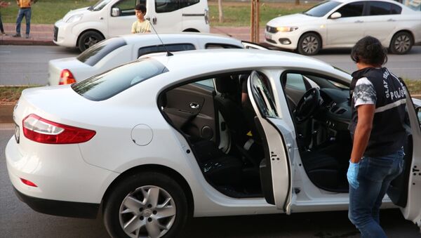 Antalya'da otomobilde silahlı saldırıya uğrayan kişi, şüphelinin ismini sedye üzerindeyken polislere söyledi.  - Sputnik Türkiye