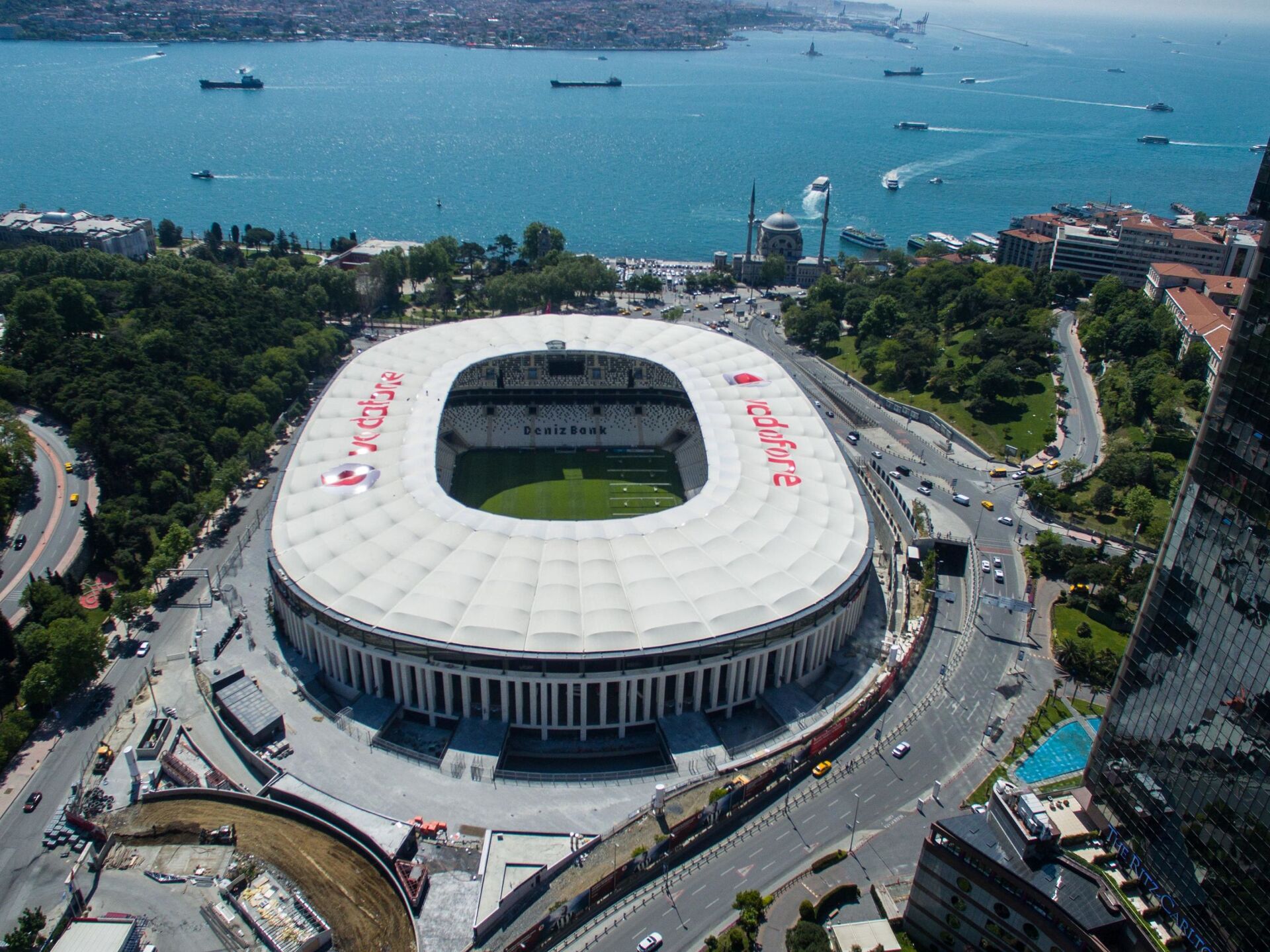 Стадион бешикташ. Водафон Арена Бешикташ. Стадион Водафон парк Стамбул. Стадион Бешикташ в Стамбуле. Бешикташ Тюпраш стадион.