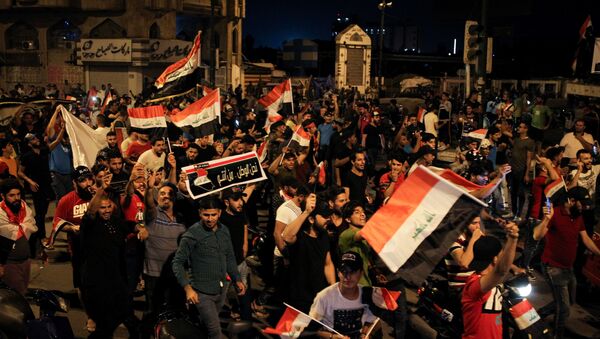 Irak'ın başkenti Bağdat'ta bir grup gösterici hükümet binalarının bulunduğu Yeşil Bölge'nin önüne geldi.  - Sputnik Türkiye