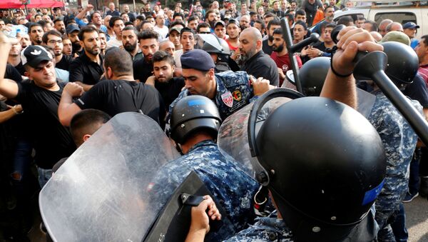 Lübnan başkenti Beyrut'ta 25 Ekim 2019'da Hizbullah taraftarları ile polis arasında arbede - Sputnik Türkiye