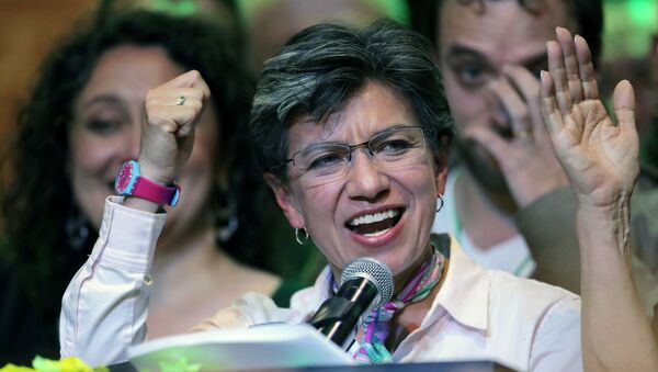 Kolombiya yerel seçimlerinde Bogota belediye başkanı seçilen Claudia Lopez zafer konuşması yaparken - Sputnik Türkiye