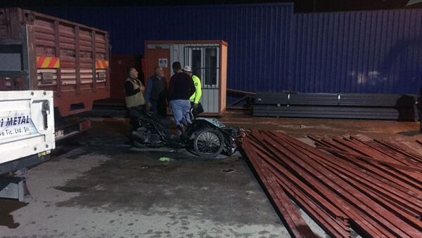 Forkliftteki demirler motosikletin üzerine düştü: 1 ölü, 2 yaralı - Sputnik Türkiye