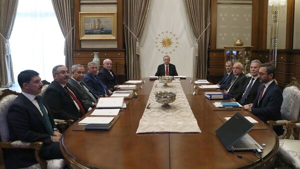 Türkiye Cumhurbaşkanı Recep Tayyip Erdoğan, gerçekleştirilen Yüksek İstişare Kurulu Toplantısı'na katıldı. Toplantıya, kurul üyeleri Bülent Arınç (sol 3), İsmail Kahraman (sol 5), Cemil Çiçek (sağ 3), Köksal Toptan (sol 4), Mehmet Ali Şahin (sağ 2), Yıldırım Akbulut (sağ 4) ile İletişim Başkanı Fahrettin Altun (sağda) da katıldı. - Sputnik Türkiye