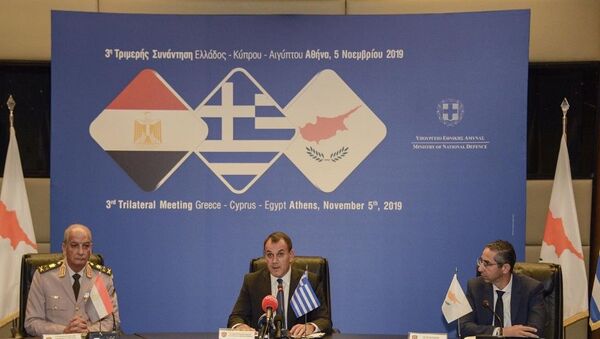 Yunanistan Savunma Bakanı Nikolaos Panagiotopoulos, Mısır Savunma Bakanı Muhammed Ahmet Zeki, Kıbrıs Savunma Bakanı Savvas Angelidis - Sputnik Türkiye