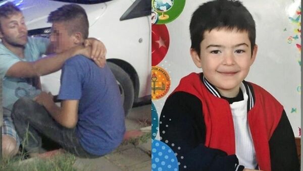Bursa'da kardeşi Yunus Emre Akyol'u (9) öldürdükten sonra ilaçlama tankına attığı iddia edilen Ömer Faruk Akyol'un (17) tutuklu yargılanmasına başlandı. - Sputnik Türkiye