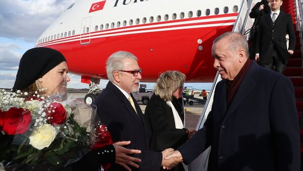 Türkiye Cumhurbaşkanı Recep Tayyip Erdoğan, ABD Başkanı Donald Trump'ın daveti üzerine çalışma ziyareti gerçekleştirmek için özel uçak TC-TRK ile ABD'nin başkenti Washington'a geldi. Cumhurbaşkanı Erdoğan'ı, Andrews Hava Üssü'nde Türkiye'nin Washington Büyükelçisi Serdar Kılıç (sol 2), Türkiye'nin Birleşmiş Milletler Daimi Temsilcisi Feridun Sinirlioğlu, Amerika Birleşik Devletleri Protokol Genel Müdürü Cam Henderson ve diğer yetkililer karşıladı. - Sputnik Türkiye