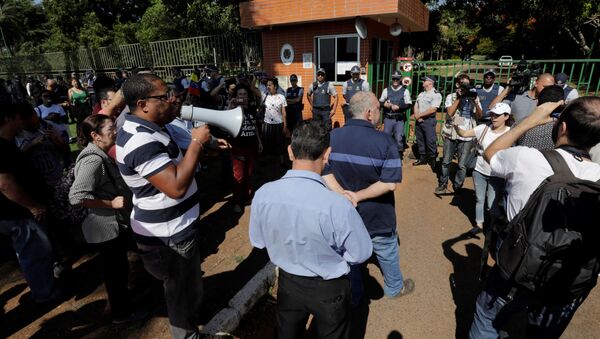 Guaido yanlıları Venezuela’nın Brezilya’daki büyükelçiliğini bastı - Sputnik Türkiye