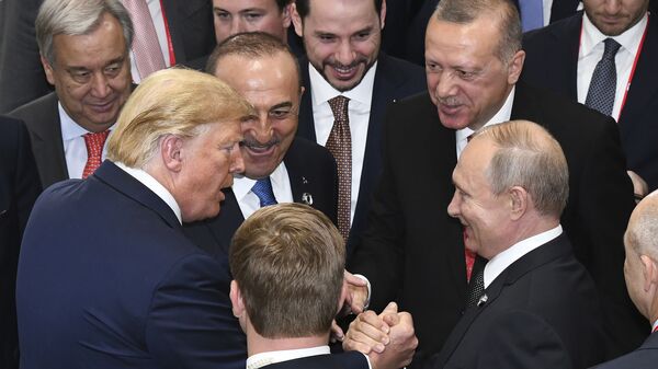 ABD Başkanı Donald Trump, Rusya Devlet Başkanı Vladimir Putin ve Türkiye Cumhurbaşkanı Recep Tayyip Erdoğan Japonya'daki G-20 Zirvesi'nde. - Sputnik Türkiye