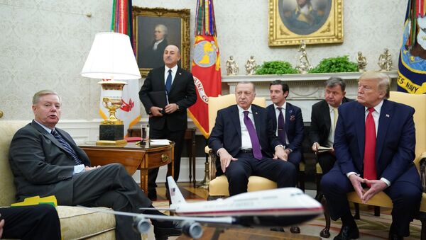 ABD'li senatör Lindsey Graham, Cumhurbaşkanı Recep Tayyip Erdoğan ve ABD Başkanı Donald Trump ile Oval Ofis'te. - Sputnik Türkiye