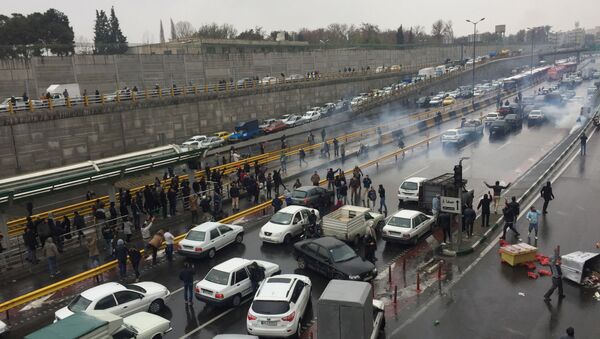 İran'da benzin zammı nedeniyle devam eden protestolarda başkent Tahran'ın giriş-çıkış yolları göstericiler tarafından trafiğe kapatıldı.  - Sputnik Türkiye