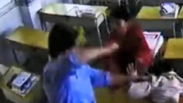 Saldırgan erkek, kadın öğretmeni sınıfta defalarca yumrukladı - Sputnik Türkiye