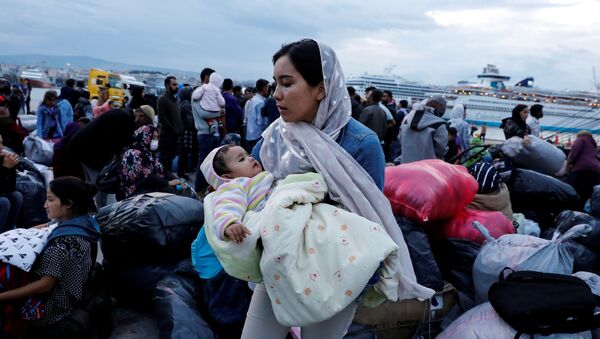Yunanistan'ın Midilli Adası'ndan feribotla Pire limanına getirilen sığınmacılar - Sputnik Türkiye