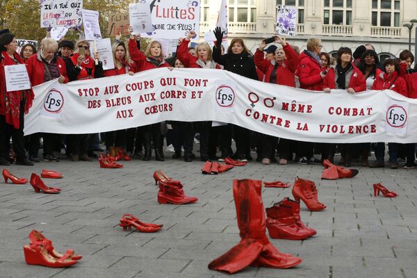 Belçika’nın başkenti Brüksel’de binlerce kadın, kadına yönelik şiddeti protesto etmek için sokaklardaydı. - Sputnik Türkiye