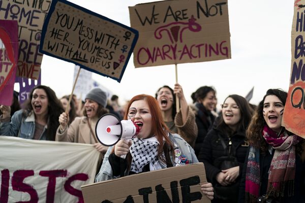 Belçika’nın başkenti Brüksel’de binlerce kadın, kadına yönelik şiddeti protesto etmek için sokaklardaydı.  - Sputnik Türkiye