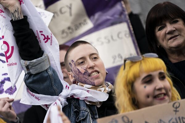 Belçika’nın başkenti Brüksel’de binlerce kadın, kadına yönelik şiddeti protesto etmek için sokaklardaydı.  - Sputnik Türkiye