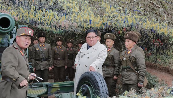 Kuzey Kore Lideri Kim Jong-un, Güney Kore ile tartışmalı sınıra yakın bölgedeki bir askeri birlikte yaptığı denetleme sırasında top atışı talimatı verdi. - Sputnik Türkiye