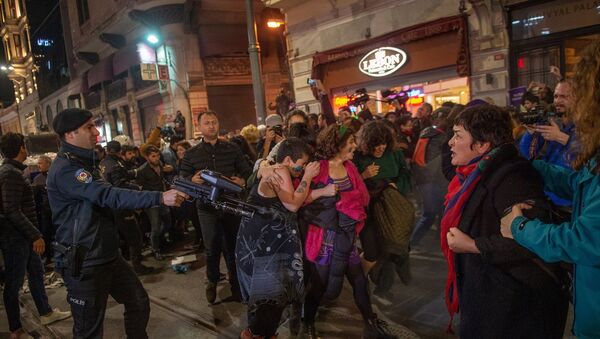 Kadınlar, 25 Kasım Kadına Yönelik Şiddetle Mücadele Günü kapsamında Taksim’de bulunan Tünel Meydanı’nda bir araya geldi. Polis basın açıklamasının ardından dağılan kadınlara biber gazıyla müdahale etti. - Sputnik Türkiye