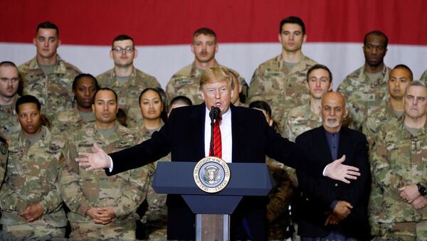 ABD Başkanı Donald Trump ABD askerlerini sürpriz ziyaret için başkanlık koltuğuna oturduğundan bu yana ilk kez Afganistan’a gitti - Sputnik Türkiye