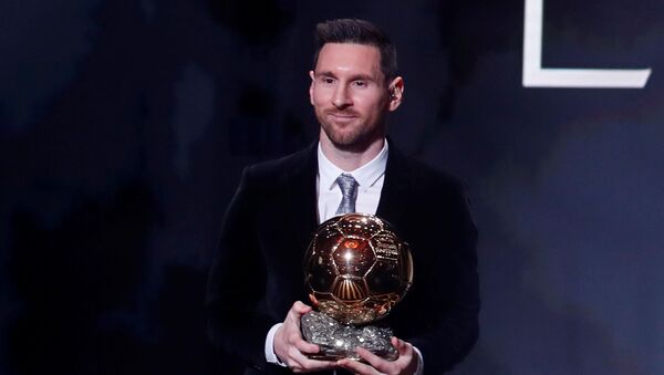 Yılın futbolcusuna verilen Altın Top (Ballon d'Or) ödülünü, Barcelona'nın Arjantinli yıldızı Lionel Messi kazandı. - Sputnik Türkiye