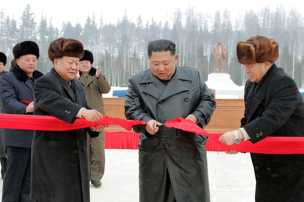 Kuzey Kore, Devlet Başkanı Kim Jong-un’un imza projelerinden biri olan ve ailesinin köklerinin dayandığı iddia edilen ‘kutsal’ Paektu Dağı yakınlarındaki yeni Samjiyon şehrinin kuruluşunu kutladı. - Sputnik Türkiye