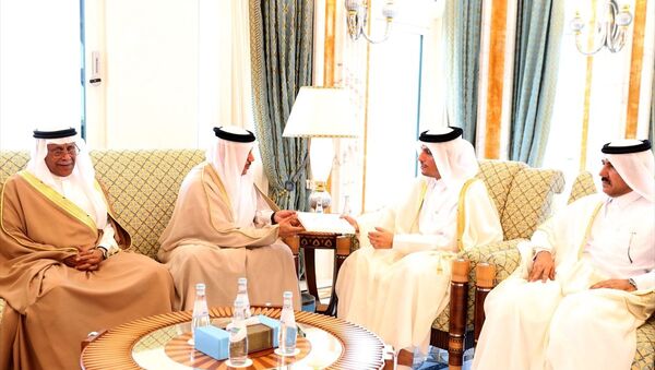 Suudi Arabistan Kralı Selman bin Abdulaziz, Katar Emiri Şeyh Temim bin Hamed Al Sani'yi Riyad'da düzenlenecek Körfez İşbirliği Konseyi (KİK) liderler zirvesine davet etti. Kral Selman'ın davet mektubu KİK Genel Sekreteri Abdullatif bin Reşid el-Zeyani (sol 2) tarafından Doha'da Katar Dışişleri Bakanı Muhammed bin Abdurrahman bin Al Sani'ye (sağ 2) iletildi. - Sputnik Türkiye