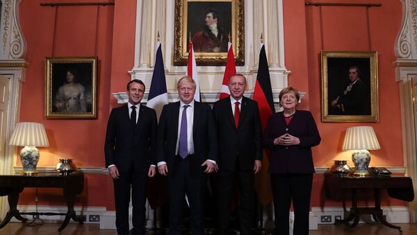 Türkiye Cumhurbaşkanı Recep Tayyip Erdoğan, Suriye konulu Dörtlü Zirve'de Fransa Cumhurbaşkanı Emmanuel Macron, Almanya Başbakanı Angela Merkel ve İngiltere Başbakanı Boris Johnson ile bir araya geldi. - Sputnik Türkiye