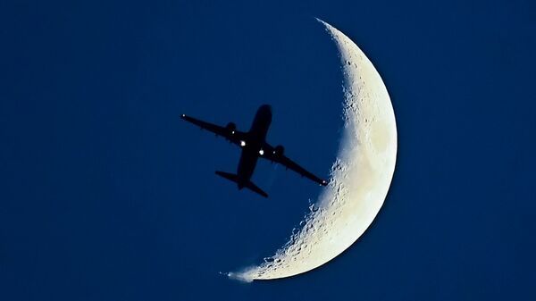 Самолет Airbus A320 на фоне растущей Луны - Sputnik Türkiye