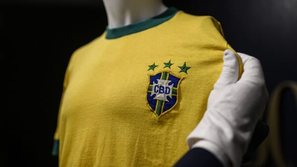 Ünlü futbol efsanesi Pele’nin ülkesi Brezilya için çıktığı son maçında giydiği forması 30 bin euroya (yaklaşık 192 bin TL) satıldı. - Sputnik Türkiye