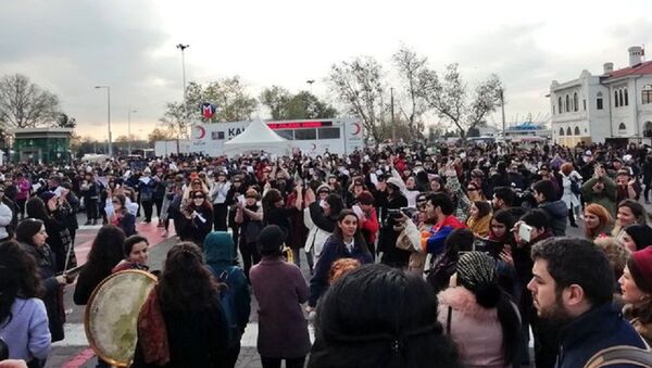 Kadınlar, Şilili feministlerin danslı protestosunu İstanbul'da gerçekleştirdi, polis gruba müdahale etti - Sputnik Türkiye