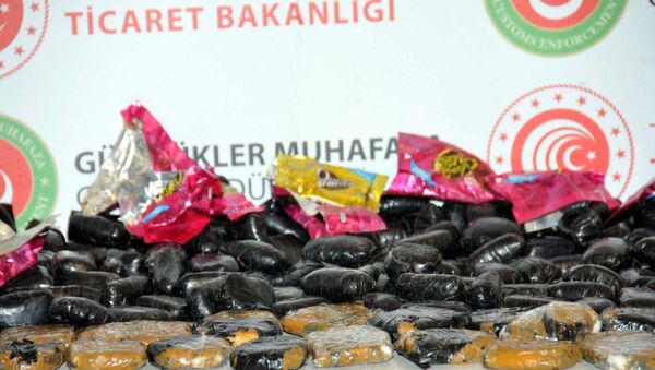 İstanbul Havalimanı'nda çikolataların içine gizlenmiş 15 kilo kokain ele geçirildi - Sputnik Türkiye